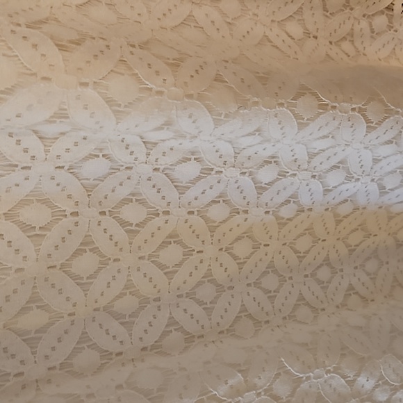 Beautiful white lace dress. - Picture 7 of 9